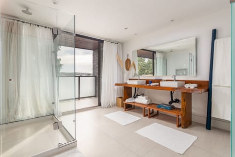Exclusive Studio Suite, 1 King Bed, Marina View | Bathroom | Shower, rainfall showerhead, free toiletries, bathrobes