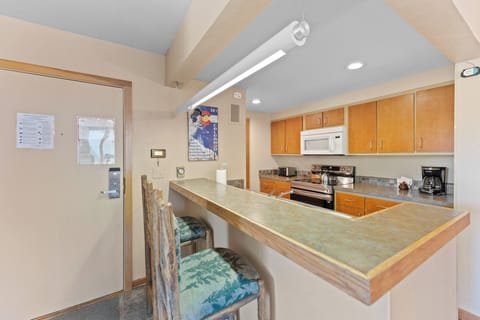 Full kitchen and breakfast bar with seating for 2