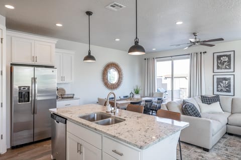 House, Multiple Beds, Mountain View (Happy Place) | Interior