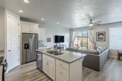 House, Multiple Beds, Mountain View (18 Holes and A Hot Tub) | Private kitchen | Fridge, microwave, oven, stovetop