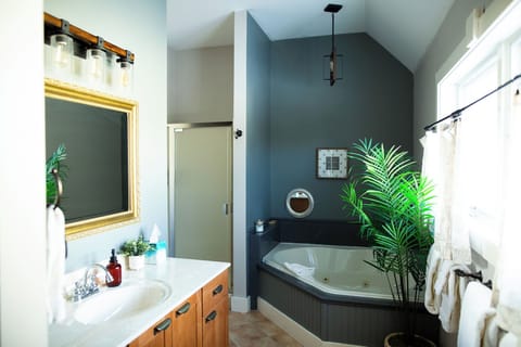 Tuscany | Bathroom | Hair dryer, towels, soap, shampoo