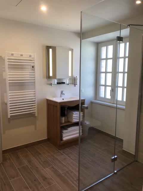 Duplex | Bathroom | Free toiletries, hair dryer, towels