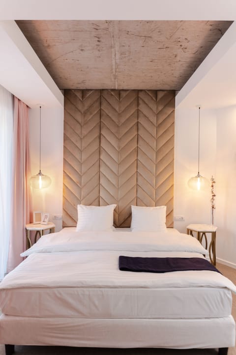 Superior Double Room | Minibar, in-room safe, desk, blackout drapes