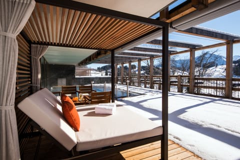 Couples treatment rooms, sauna, steam room, body treatments