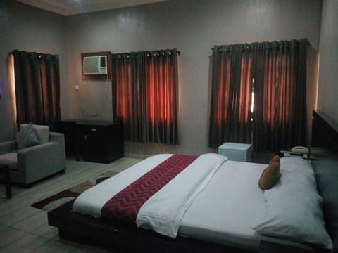 Executive Room | Desk, laptop workspace, free WiFi