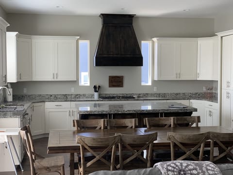 Large kitchen, hidden walk in pantry