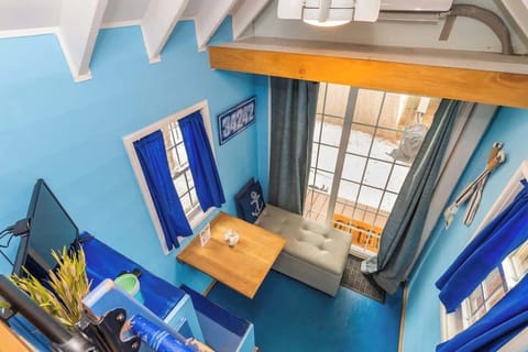 Cozy Dining Area, Cushioned Bench, TV