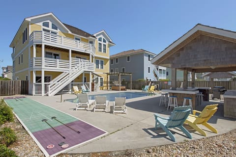 EE08: Relax Inn | Back Exterior