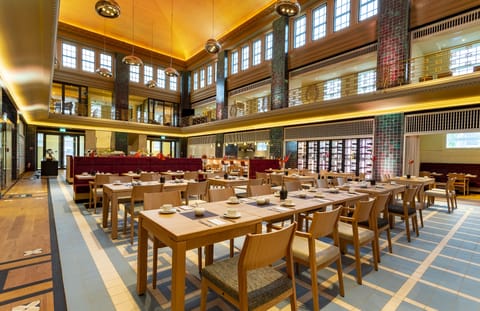 Breakfast, lunch, dinner served; international cuisine