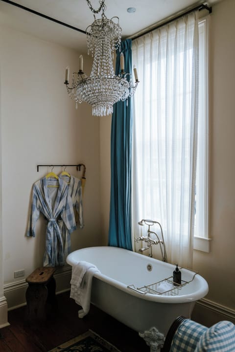 Convent Classic | Bathroom | Free toiletries, hair dryer, bathrobes, towels