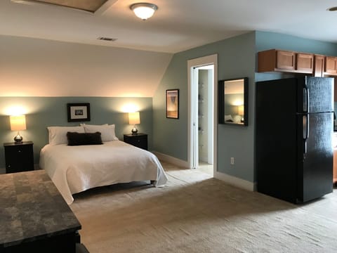 Spacious studio with queen bed, full kitchen, bath, sitting area, wash/dry, 