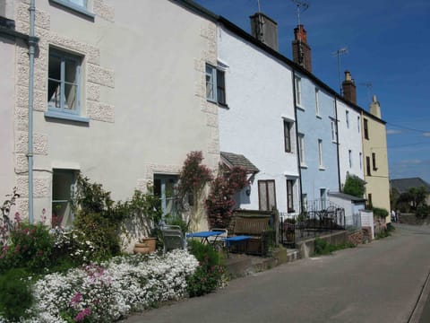 Cosy Cottage, sunny patio (South facing).