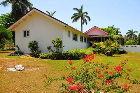 Villa Patiently Waiting with swimming pool and Spa hut with 24 hour security