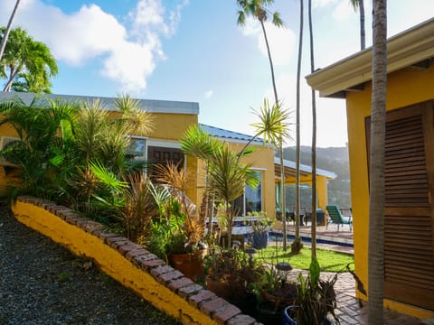 A tropical Escape, waterfront with pool 