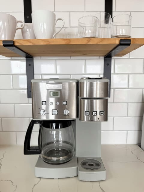 Coffee maker can use drip or K-cups.