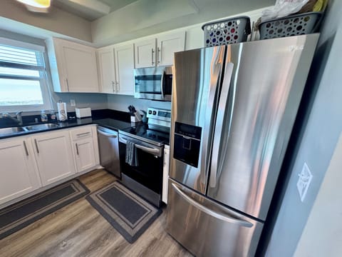 All new stainless steel appliances, large fridge with ice maker & filtered water