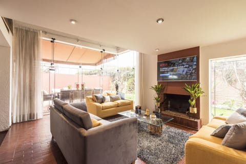 Family House, 5 Bedrooms, Non Smoking, Private Bathroom | Living area