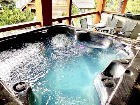 Seats 6 Comfortably. With Awesome Views Of Complex Pool & Hot Tub