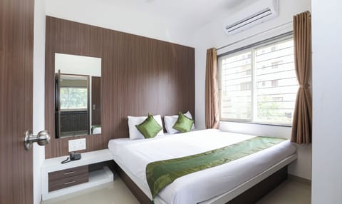 Premium Room | Minibar, individually furnished, desk, iron/ironing board