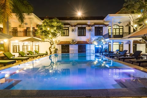 Outdoor pool, pool umbrellas, sun loungers