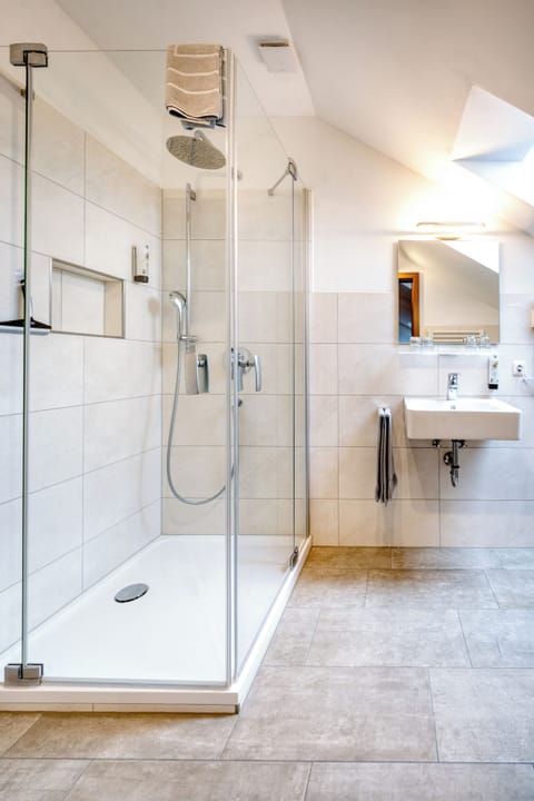 Quadruple Room | Bathroom | Shower, free toiletries, hair dryer, towels