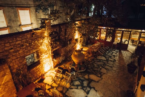 2 bars/lounges