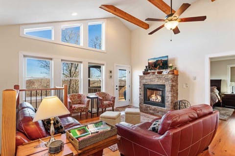 Leather Furniture, Wood Floors, Exposed Beams, and Mountain Views!
