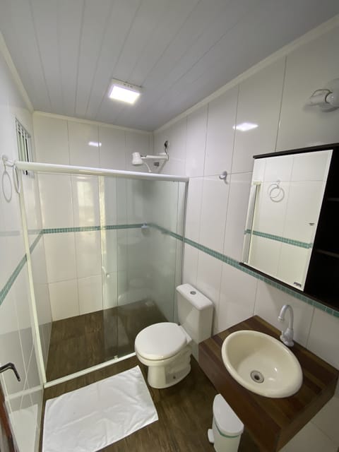 Basic Suite | Bathroom | Shower, rainfall showerhead, towels