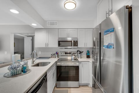 Full kitchen has all you need