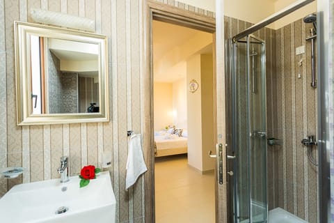 Junior Suite, Balcony, City View (1) | Bathroom | Shower, rainfall showerhead, free toiletries, hair dryer
