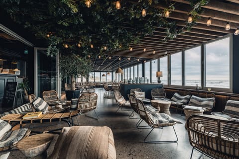 2 restaurants; breakfast, lunch, and dinner served