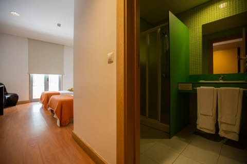Twin Room, Private Bathroom | Bathroom