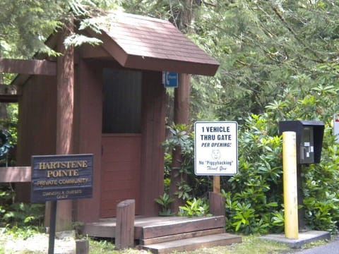 Main Gate entrance to Hartstene Pointe