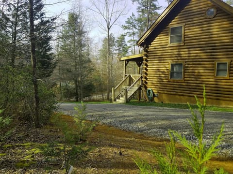 Private log cabin with hot tub- backs up to wildlife preserve-
