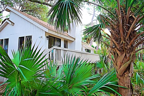 Large spacious deck to relax and entertain