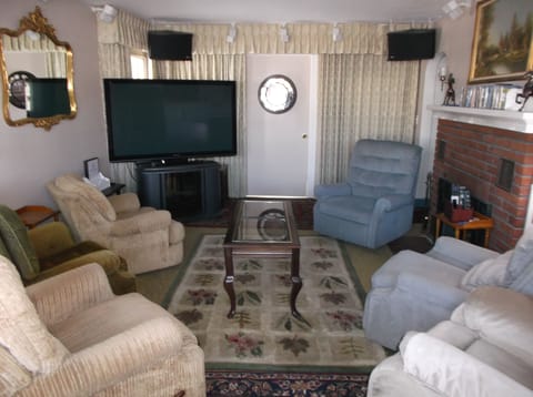 Living room with 65" TV