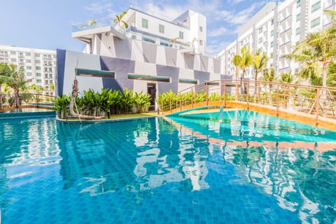 2 outdoor pools