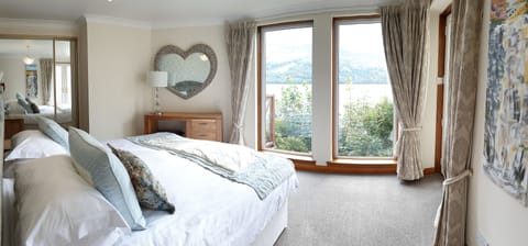 Lochside 4 | Premium bedding, blackout drapes, iron/ironing board, WiFi (free)