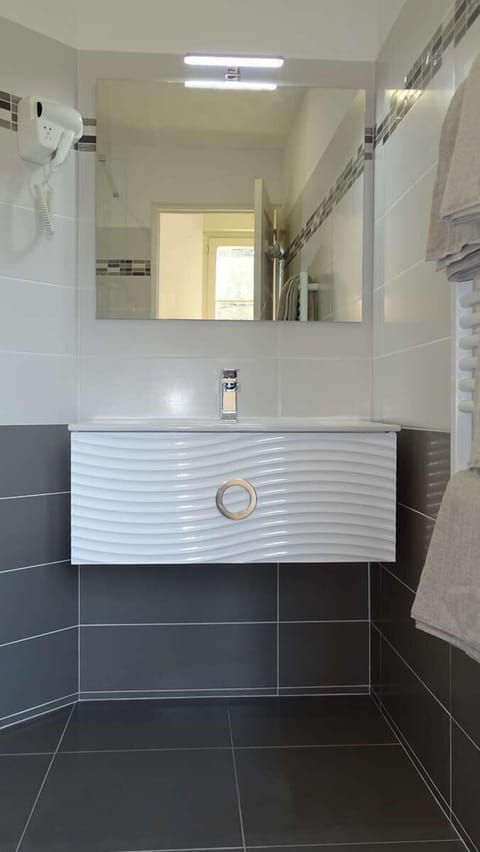 Double Room (L'Oursine) | Bathroom sink