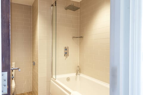 Family Room | Bathroom | Free toiletries, hair dryer, towels