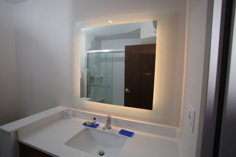 Combined shower/tub, free toiletries, hair dryer, towels