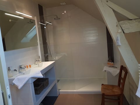 Comfort Quadruple Room | Bathroom | Shower, free toiletries, hair dryer, towels