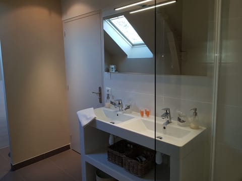 Comfort Quadruple Room | Bathroom sink