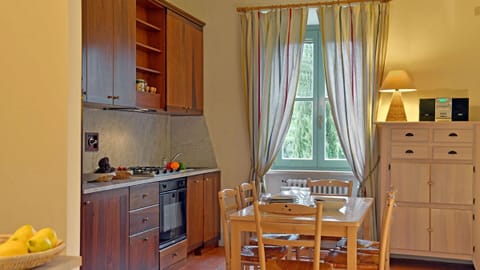 The kitchen is well equipped and has a dining table