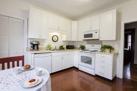 Fully equipped kitchen, auto drip coffeemaker, dw, toaster, microwave,