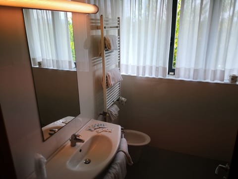 Shower, rainfall showerhead, free toiletries, hair dryer