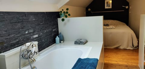 Bathtub, deep soaking tub, free toiletries, towels