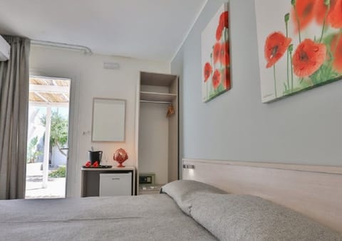 Double Room, 1 Queen Bed | Minibar, in-room safe, desk, soundproofing