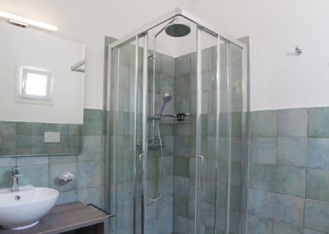 Shower, rainfall showerhead, free toiletries, hair dryer