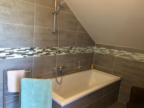 Comfort Double or Twin Room, 2 Bedrooms, Non Smoking, Garden View | Deep soaking bathtub